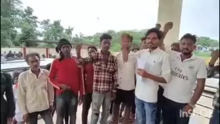 कराहल: आदिवासी बस्ती में पानी के नाम पर उगाही, पंचायत के हैंडओवर के बाद भी ठेकेदार की मनमानी जारी