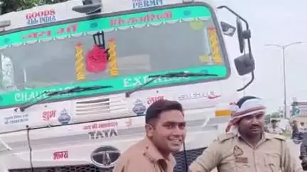 प्रतापगढ़: विश्वनाथगंज के समीप ट्रक ने पुलिस वाहन को मारी टक्कर, बाल-बाल बची दो सिपाहियों की जान