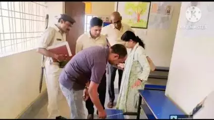 बीरपुर: सीओ और बीपीआरओ ने सरकारी विद्यालयों में बेंच डेस्क की गुणवत्ता की जांच की