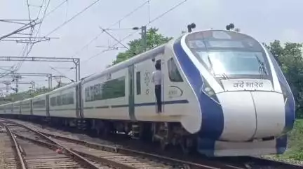 झांसी: नई दिल्ली से खजुराहो जा रही वंदे भारत एक्सप्रेस का पुलिया नंबर 9 के पास 20 मिनट का ठहराव, होम सिग्नल ग्रीन था