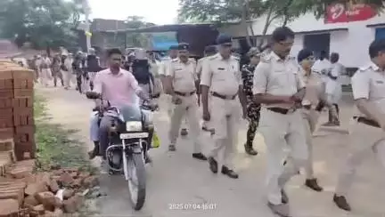गुरुआ: मोहर्रम को लेकर गुरुआ पुलिस ने निकाला फ्लैग मार्च, शांति और सौहार्द बनाए रखने की अपील की