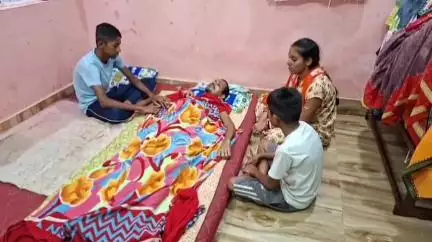 ଭଞ୍ଜନଗର: କର୍କଟ ରୋଗର ଚିକିତ୍ସା ପାଇଁ ଅର୍ଥ ବାଧକ, ଭଞ୍ଜନଗର ଠାରେ ପ୍ରତିକ୍ରିୟା ରଖିଲେ ରୋଗୀ ଓ ତାଙ୍କ ସ୍ତ୍ରୀ