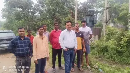 निरसा/चिरकुंडा: निरसा के मदन डीह पंचायत के राणा टोला में लगा 100 केवीए का बिजली ट्रांसफार्मर, ग्रामीणों में खुशी