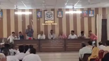 सिरसागंज: मदनपुर ब्लॉक सभागार में पीएम सूर्य घर योजना को बढ़ावा देने के लिए आयोजित हुई बैठक, ग्राम व सचिवों को दी गई जानकारी