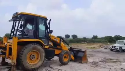 થાનગઢ: જામવાડી ખાતે ગેરકાયદેસર બાંધકામ તોડી પાડ્યું.