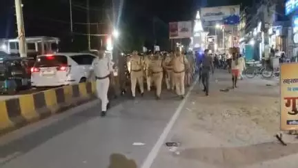 मुहर्रम पर्व को लेकर अपराध तथा विधि व्यवस्था बनाये रखने हेतु पुलिस अधीक्षक महोदय के नेतृत्व में फलैग मार्च किया गया ।