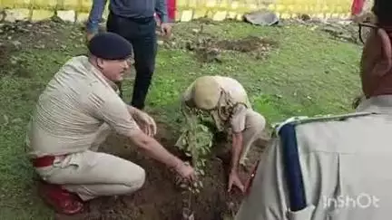 अटरू: अटरू थाना परिसर में एसपी राजकुमार चौधरी, एडिशनल एसपी राजेश चौधरी और डिप्टी पुष्पेंद्र आड़ा ने किया पौधारोपण