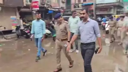 નડિયાદ: મોહરમના તહેવાર નિમિત્તે પોલીસ દ્વારા શહેરના અમદાવાદી બજાર સહિતના સંવેદનશીલ વિસ્તારમાં ફૂટ પેટ્રોલિંગ હાથ ધરાયું.