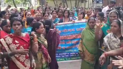 कुटुंबा: अंबा बीआरसी भवन के समक्ष विभिन्न मांगों को लेकर रसोइया संघ ने किया प्रदर्शन, सरकार के खिलाफ जमकर लगाए नारे