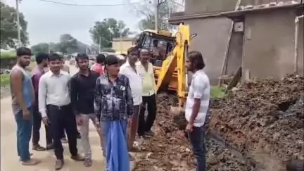 कैरो: जमा मस्जिद मुहल्ले में कीचड़ से राहत, प्रशासन ने चलाया अभियान, JCB से सफाई और नाली निर्माण