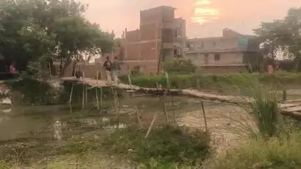 उन्नाव: शेखपुर नई बस्ती के निवासी लोग नहर में बांस का पुल बनाकर जान को जोखिम में डालकर आने जाने को मजबूर #jansamasya