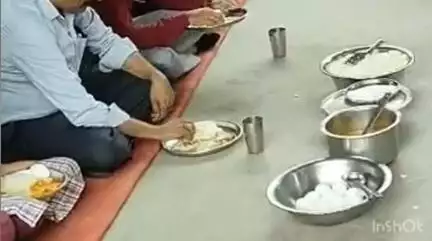జగిత్యాల: పీఎం పోషణ్ అమలు లో భాగంగా జిల్లా కేంద్రంలోని  ప్రభుత్వ పురానిపేట ఉన్నత పాఠశాలలో పీఎం పోషన్ తనిఖీ కార్యక్రమంను తనిఖీ చేసిన కలెక్టర్ , విద్యార్థులతో కలిసి సహ పంక్తి భోజనం