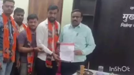निलंगा: शहरातील अस्वच्छतेबाबत मनसे वतीने नगरपरिषद कार्यालयात मुख्याधिकाऱ्यांना निवेदन