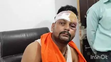 सासाराम: गम्हरिया गांव के पास ट्रक ने बाइक में मारी टक्कर, बाइक सवार हुए जख्मी