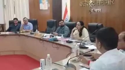 पडरौना: कुशीनगर में स्वच्छता समिति की बैठक, 28 मॉडल गांवों का निरीक्षण करेंगे डीएम, ग्राम पंचायतों में बनेंगे डिजिटल पुस्तकालय