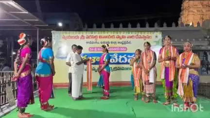 పూతలపట్టు: కాణిపాకం పుష్కరిణి వద్ద భక్తులను ఆకర్షించిన నాట్య ప్రదర్శన