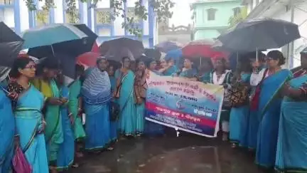 লাভপুর: বৃষ্টি মাথায় নিয়েই লাভপুর ব্লকের সিডিপিও অফিস ঘেরাও করে বিক্ষোভ অঙ্গনওয়াড়ি কর্মীদের