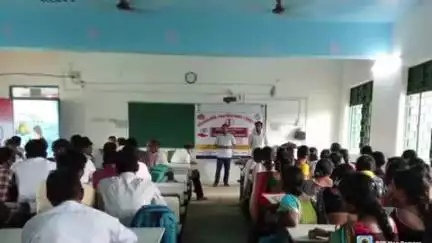 सोनुआ: सोनुआ में स्कूली बच्चों की नेत्र जांच के लिए शिक्षकों को मिला प्रशिक्षण