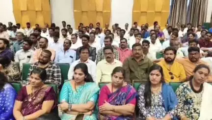 వైసిపి కాకినాడ జిల్లా అధ్యక్షులు దాడిశెట్టి రాజాను ఘనంగా సత్కరించిన కాకినాడమాజీ ఎమ్మెల్యే ద్వారంపూడి చంద్రశేఖర్ రెడ్డి