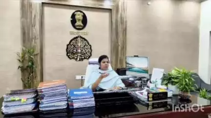 हाजीपुर: वैशाली DM ने पंचायत उपनिर्वाचन 2025 हेतु कार्यालय में विभिन्न कोषांगों की समीक्षा बैठक की