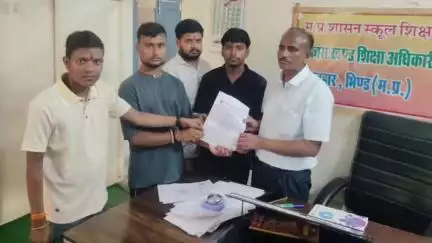 लहार: विद्यार्थी परिषद ने नियम विरुद्ध कोचिंग संस्थानों पर कार्रवाई के लिए लहार बीईओ को ज्ञापन सौंपा
