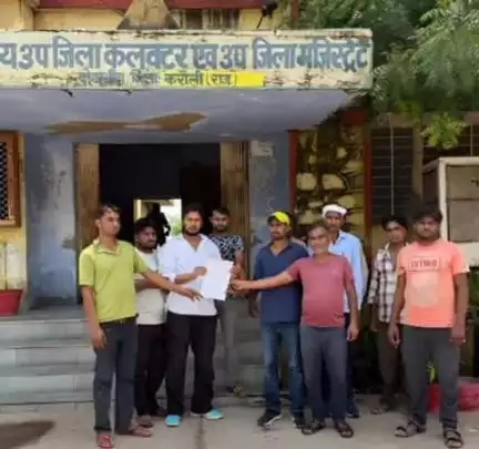 बडापुरा विद्यालय की खिड़कियों के बाहर दबंगों द्वारा गोबर डालने से दुर्गंध, ग्रामीणों ने एसडीएम को सौंपा ज्ञापन