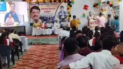 निवाड़ी: निवाड़ी में लैपटॉप वितरण कार्यक्रम में छात्रों को बैठने की जगह नहीं मिली, व्यवस्थाएं बिगड़ीं