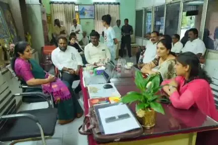 కుప్పం: ఎమ్మెల్సీ కంచర్ల శ్రీకాంత్ తండ్రి కంచర్ల రామయ్య చిత్రపటానికి పూలమాల వేసి నివాళులర్పించిన ఎంపీ పురందేశ్వరి