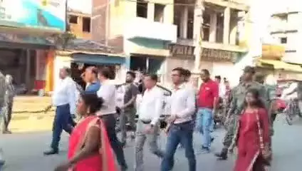 इचाक: मोहर्रम को देखते हुए इचाक प्रखंड क्षेत्र में पुलिस द्वारा निकाला गया फ्लैग मार्च