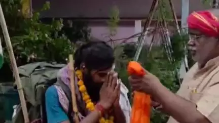 महावन: गोरखपुर निवासी युवक पैदल ही पहुंचा राया, लोगों ने किया स्वागत