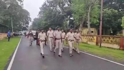 एगारकुंड: मुहर्रम पर्व को शांतिपूर्ण संपन्न कराने के लिए निरसा अनुमंडल क्षेत्र में पुलिस ने निकाला फ्लैग मार्च
