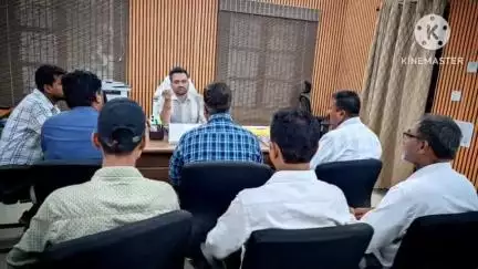 नवादा: जिला पंचायती राज पदाधिकारी ने सोलर स्ट्रीट लाइट योजना को लेकर विभिन्न एजेंसियों के कर्मियों के साथ की समीक्षात्मक बैठक