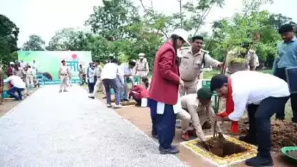 सुकमा: जिला कार्यालय में 'माँ के नाम' अभियान के तहत हुआ वृक्षारोपण, गृहमंत्री एवं पत्रकारों ने किया पौधरोपण