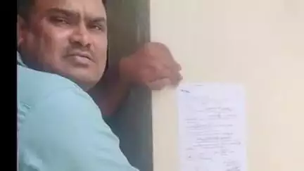 प्रतापगढ़: महोबा जनपद की पुलिस ने भाटी खुर्द गांव में गांजा तस्करी के आरोपी के घर पर नोटिस किया चस्पा