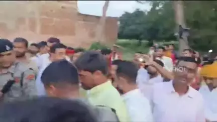 घोड़ासहन: घोड़ासहन में मनीषा हत्याकांड के बाद पीड़ित परिवार से मिलने पहुंचे पप्पू यादव