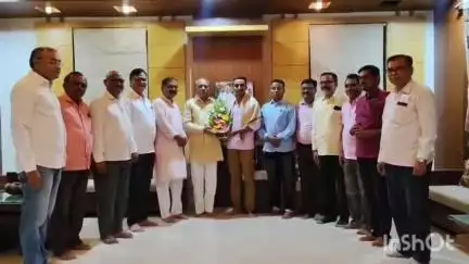 रिसोड: खडसे यांच्या निवासस्थानी लेफ्टनंट अभिषेक गाडे यांचा मराठा सेवा संघ व संभाजी ब्रिगेड च्या वतीने सत्कार