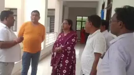 पालकोट: विधायक प्रतिनिधि मनीष हिंदुस्तान ने पालकोट सामुदायिक स्वास्थ्य केंद्र का किया निरीक्षण, 5 में से केवल 2 डॉक्टर मौजूद