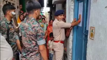 हरनौत: उखड़ा गांव: मारपीट मामले में फरार आरोपी के घर पर चेरो ओपी थाना पुलिस ने चिपकाया इस्तेहार