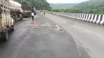 नवापूर: धुळे-सुरत राष्ट्रीय महामार्गावर कोंडाईबारी घाटात पुलाला मोठे तडे, वाहतूक संथगतीने सुरू