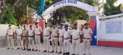 गोपालगंज: जादोपुर थाना के विभिन्न क्षेत्रों में निकाला गया फ्लैग मार्च, थानाध्यक्ष ने मुहर्रम शांति से मनाने की अपील की