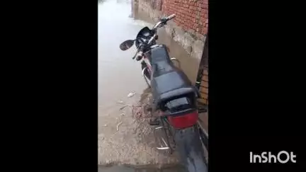 कुम्हेर: कुम्हेर कस्बे के पंजाबी मोहल्ला में बारिश का पानी जमा होने से बाढ़ जैसे हालात, रमजान परेशान
