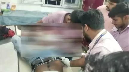 जमुआ: नावाडीह के पास ट्रक की चपेट में आने से युवक गंभीर रूप से घायल, धनबाद के लिए रेफर किया गया