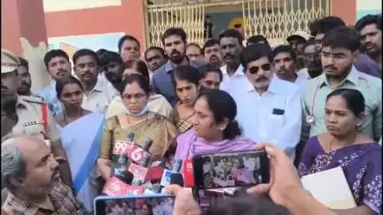 పాపిరెడ్డిపల్లిలో అస్వస్థతకు గురైన విద్యార్థులను పరామర్శించిన మంత్రి సవిత