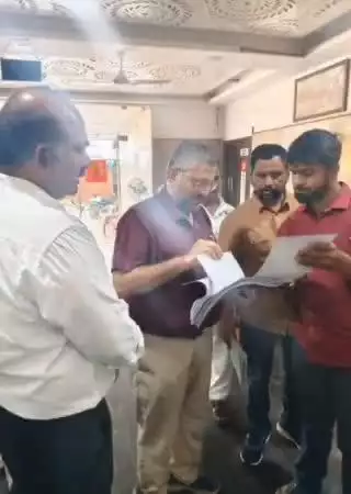 ఎల్లారెడ్డి: ఎల్లారెడ్డి పట్టణంలోని ప్రైవేటు ఆసుపత్రులను ఆకస్మికంగా తనిఖీ చేసిన జిల్లా డిఎంహెచ్వో చంద్రశేఖర్