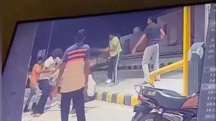 राजगढ़: चैनपुरा छोटा टोल नाका पर युवक से लाठी, डंडो, सरियो व तलवार से मारपीट कर नगदी व चेन छिनकर ले जाने का आरोप, #वीडियो वायरल
