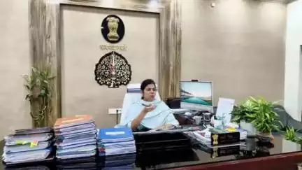 हाजीपुर: जिलाधिकारी ने अपने कार्यालय में लगाया जनता दरबार