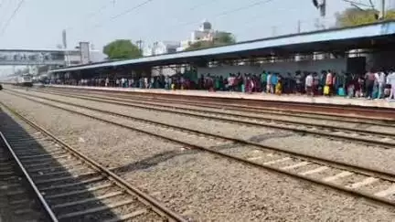 திருப்பூர் வடக்கு: ரயில் நிலையம் அருகே போலீசார் சோதனையின் போது கஞ்சா மற்றும் குட்கா பொருட்கள் வைத்திருந்த இருவர் கைது