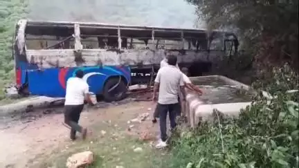 झुंझुनू: मनसा माता की पहाड़ियों में श्रद्धालुओं से भरी बस चट्टानों से टकराकर विद्युत पोल से टकराई, एक की मौत व 2 दर्जन लोग घायल