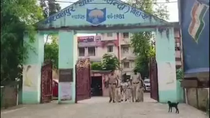 मोहर्रम पर्व को लेकर परवलपुर में निकला फ्लैग मार्च, शांति व्यवस्था बनाए रखने का दिया संदेश