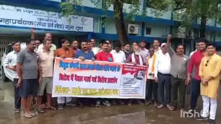 गुना नगर: स्मार्ट मीटर के विरोध में लामबंद हुए नपा के कांग्रेस पार्षद, विद्युत कंपनी ऑफिस पर प्रदर्शन कर महाप्रबंधक को दिया ज्ञापन